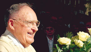 Gut zwei Dutzend Ministranten dankten „ihrem“ Pfarrer Walter Pierro in Altkrautheim mit weißen Rosen und einem gesungenen „Danke“.
Foto: Matthias Stolla Gut zwei Dutzend Ministranten dankten „ihrem“ Pfarrer Walter Pierro in Altkrautheim mit weißen Rosen und einem gesungenen „Danke“.
Foto: Matthias Stolla