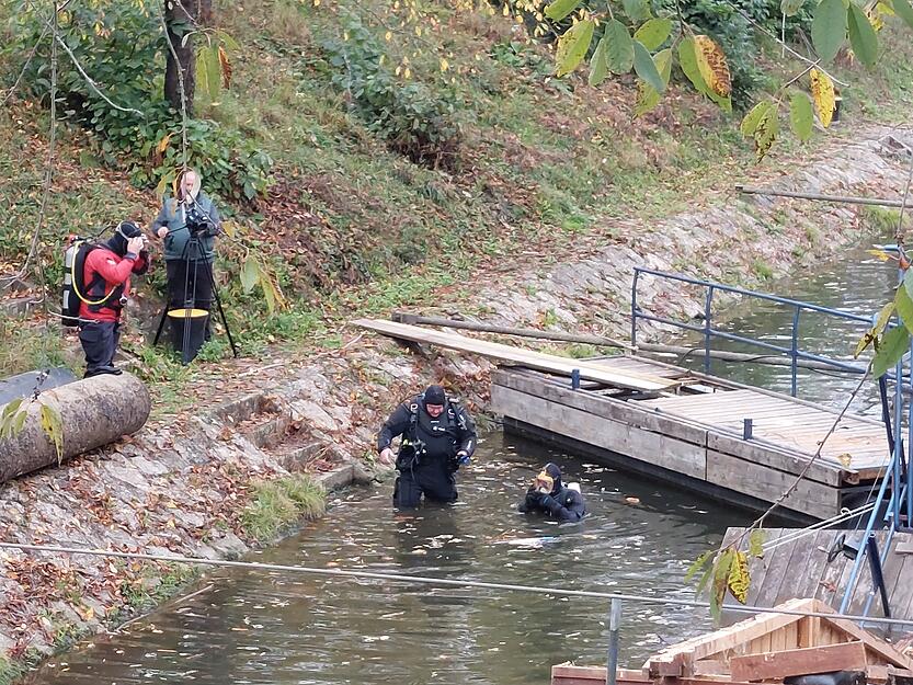 ... und Taucher im Einsatz.