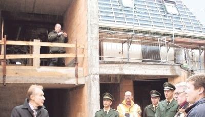Rolf Kieser (links) ist zufrieden mit dem Baufortschritt an der Theodor-Heuss-Straße 12. Das Dach ist aufgeschlagen. Jetzt geht der Innenausbau los. Im April, so hofft der Bürgermeister, kann das Gebäude eingeweiht werden.Fotos: Rolf Muth Rolf Kieser (links) ist zufrieden mit dem Baufortschritt an der Theodor-Heuss-Straße 12. Das Dach ist aufgeschlagen. Jetzt geht der Innenausbau los. Im April, so hofft der Bürgermeister, kann das Gebäude eingeweiht werden.Fotos: Rolf Muth