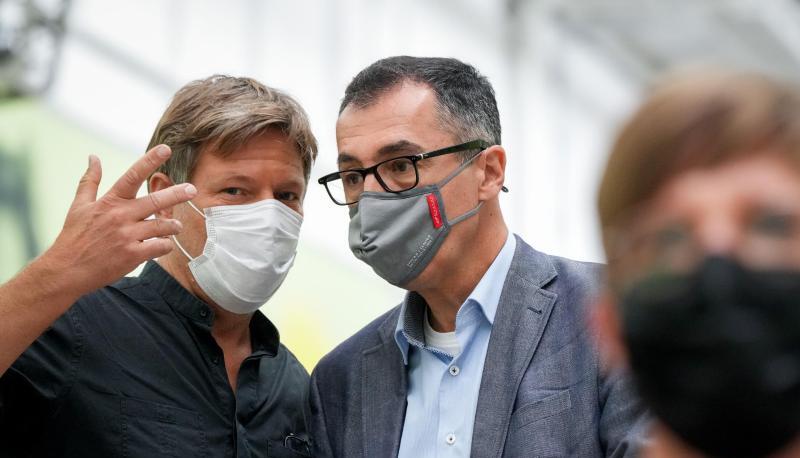 Der frühere Grünen-Chef Cem Özdemir (M) soll Agrarminister in einer künftigen Bundesregierung mit SPD und FDP werden. Der frühere Grünen-Chef Cem Özdemir (M) soll Agrarminister in einer künftigen Bundesregierung mit SPD und FDP werden.
