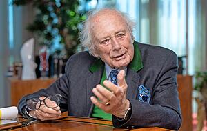 Engagiert und humorvoll wie eh und je erl&auml;utert Reinhold W&uuml;rth seine Sicht der Dinge. Dass er auch mal daneben liegen kann, das wisse er. Dann gibt es auch mal eine Entschuldigung in aller Form.