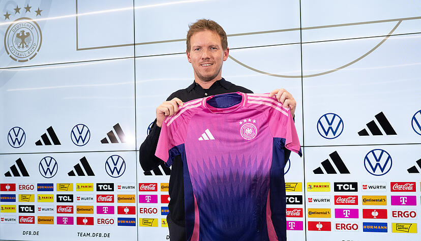 Bundestrainer Julian Nagelsmann präsentierte im März auf einer Pressekonferenz das neue offizielle EM-Trikot des DFB-Teams. Bundestrainer Julian Nagelsmann präsentierte im März auf einer Pressekonferenz das neue offizielle EM-Trikot des DFB-Teams.