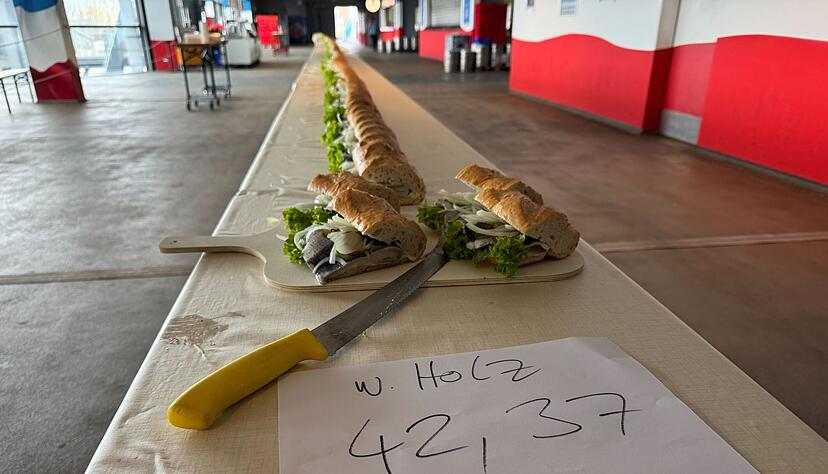 Mit 42,37 Metern hat das l&auml;ngste Fischbr&ouml;tchen der Welt den bisherigen Rekord von 31 Metern deutlich &uuml;bertroffen. (Foto Handout)