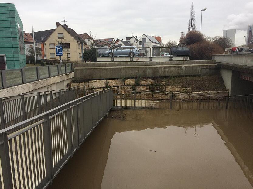 Straßen wegen Hochwasser gesperrt Straßen wegen Hochwasser gesperrt