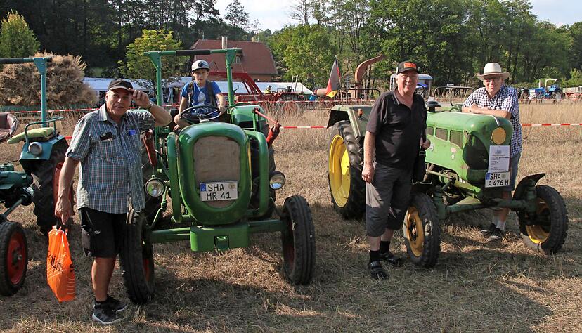 Die Gebrüder Rapp sind mit ihren Traktoren aus Jungholzhausen gekommen. Es ist eines von drei Treffen, zu denen sie regelmäßig gehen.
Foto: Oliver Färber Die Gebrüder Rapp sind mit ihren Traktoren aus Jungholzhausen gekommen. Es ist eines von drei Treffen, zu denen sie regelmäßig gehen.
Foto: Oliver Färber