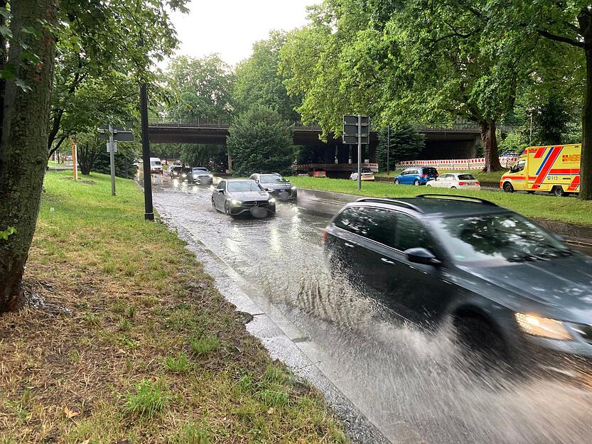 Auch im Bereich Hafenstraße/ Europaplatz müssen Autos gegen die Wassermassen nach dem Unwetter anfahren. Auch im Bereich Hafenstraße/ Europaplatz müssen Autos gegen die Wassermassen nach dem Unwetter anfahren.
