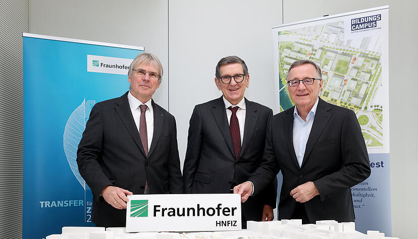 Bei der Vorstellung der weiteren Fraunhofer-Institute für Heilbronn im Dezember 2024 (von links): Holger Hanselka (Präsident der Fraunhofer Gesellschaft), Reinhold Geilsdörfer (Geschäftsführer Dieter-Schwarz-Stiftung) und Wilhelm Bauer (Institutsleiter des Fraunhofer IAO). Bei der Vorstellung der weiteren Fraunhofer-Institute für Heilbronn im Dezember 2024 (von links): Holger Hanselka (Präsident der Fraunhofer Gesellschaft), Reinhold Geilsdörfer (Geschäftsführer Dieter-Schwarz-Stiftung) und Wilhelm Bauer (Institutsleiter des Fraunhofer IAO).