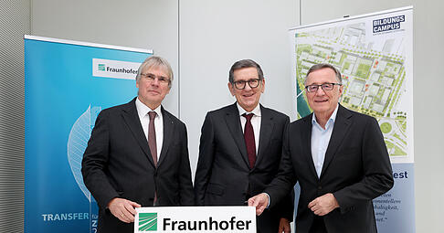 Bei der Vorstellung der weiteren Fraunhofer-Institute für Heilbronn im Dezember 2024 (von links): Holger Hanselka (Präsident der Fraunhofer Gesellschaft), Reinhold Geilsdörfer (Geschäftsführer Dieter-Schwarz-Stiftung) und Wilhelm Bauer (Institutsleiter des Fraunhofer IAO).