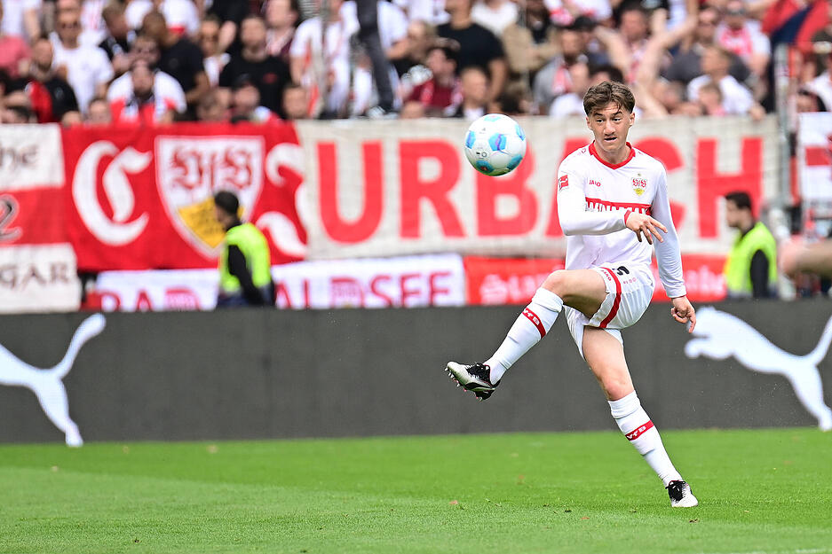 Angelo Stiller: Unauffällig, was aber nicht schlecht ist. Stiller machte die Räume gewohnt eng und baute das Spiel des VfB auf. Die Chancen leitete er häufig ein. Note: 3,5