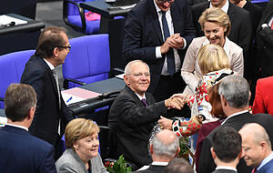 Gratulation zur Wahl: Abgeordnete beglückwünschen Bundestagspräsidenten Wolfgang Schäuble während der konstituierenden Sitzung des 19. Deutschen Bundestages am 24.10.2017 im Plenarsaal im Reichtagsgebäude. Foto: dpa Gratulation zur Wahl: Abgeordnete beglückwünschen Bundestagspräsidenten Wolfgang Schäuble während der konstituierenden Sitzung des 19. Deutschen Bundestages am 24.10.2017 im Plenarsaal im Reichtagsgebäude. Foto: dpa