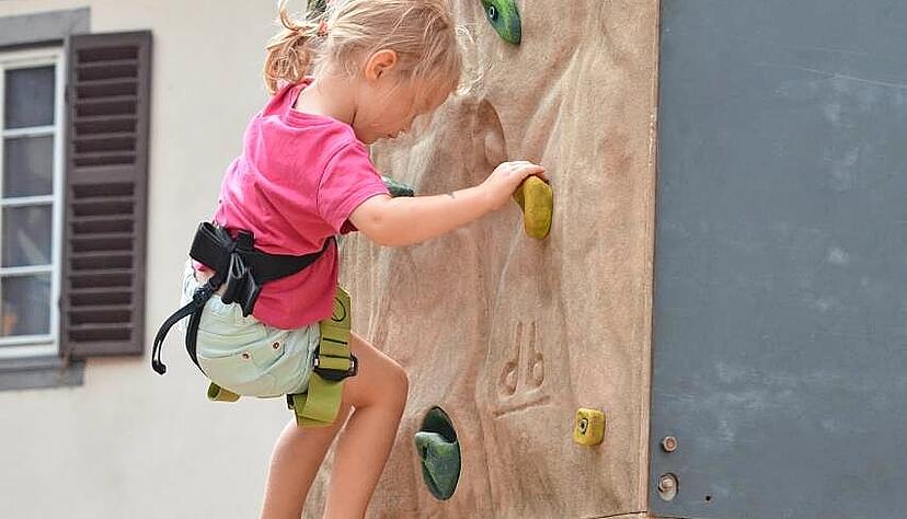 Tapfer versucht sich Lena (3) an dem Kinderkletterturm im Wormser Hof.
Fotos: Stefanie Pfäffle Tapfer versucht sich Lena (3) an dem Kinderkletterturm im Wormser Hof.
Fotos: Stefanie Pfäffle