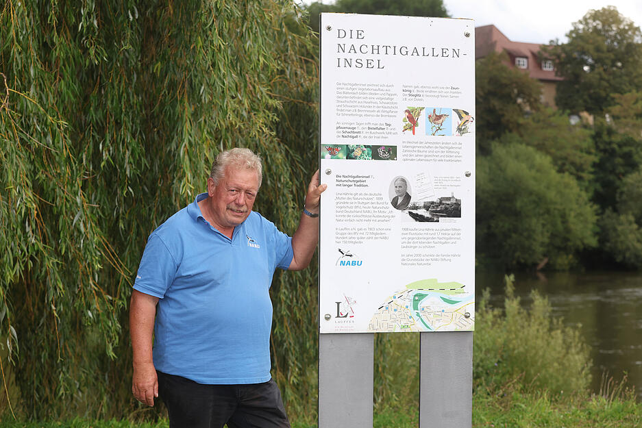 Eine Infotafel über die Insel und Gründerin Lina Hähnle sind gegenüber der Insel am Kiesplatz aufgestellt.