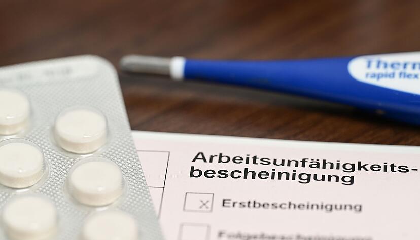 Während Arbeitgeber Krankendaten elektronisch abrufen können, besteht das Jobcenter noch ein weiteres Jahr auf die AU-Bescheinigung in Papierform.