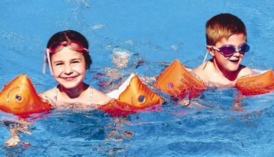 Das Wimpfener Freibad hat wieder ge&ouml;ffnet. F&uuml;r Lisa und Aaron ein Spa&szlig;, wenn auch die Wassertemperatur zurzeit bei gerade mal 16,5 Grad Celsius liegt.Foto: Gabi Muth