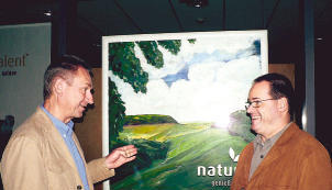 Rainer Wendel (links) mit Thomas Diemer vor dem Schaufenster des Naturtalent Ökomarktes, in dem Wendel ein Naturbild ausstellt.Foto: Matthias Marquart