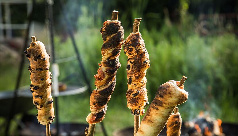 Ran ans Stockbrot-Büfett: An den Haselnussknüppeln warten süße und herzhafte Brote auf den ersten Biss.