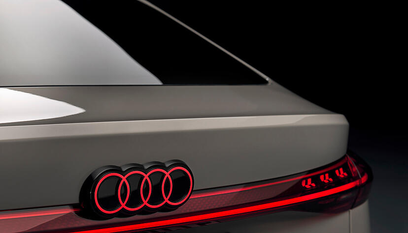 Hinten gibt es beleuchtete&nbsp;Audi-Ringe und ein &uuml;ber die gesamte Breite des verlaufendes Leuchtenband. Highlight sind rechts und links die OLED-Heckleuchten, also organische Leuchtdioden.