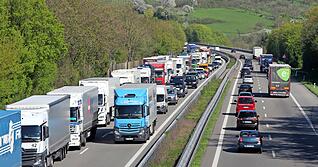 Hochbetrieb auf der A6 (hier bei Weinsberg): Die Autobahn gehört zu den befahrendsten und stauträchtigsten Autobahnen in Baden-Württemberg.
Foto: Archiv/Veigel Hochbetrieb auf der A6 (hier bei Weinsberg): Die Autobahn gehört zu den befahrendsten und stauträchtigsten Autobahnen in Baden-Württemberg.
Foto: Archiv/Veigel