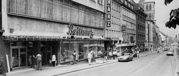 1992: Letzte Verschönerungsarbeiten am neu gestalteten Eingangsbereich des Kaufhauses an der Kaiserstraße. Im Innenbereich des Beilharz vergrößert sich  die Warenfläche um 150 Quadratmeter. Über eine halbe Million Mark fließen in die Umbaumaßnahmen des ersten Bauabschnitts.