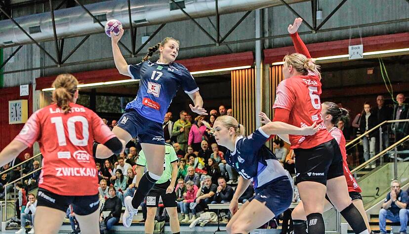 Sprungkraft, Torgefährlichkeit, Wurfgewalt, Durchsetzungsfähigkeit: Arwen Gorb (beim Wurf) hätte der Sport-Union Neckarsulm mit ihren Fähigkeiten fraglos weiterhelfen können, doch der Körper der 21-Jährigen spielte zu selten mit. Sprungkraft, Torgefährlichkeit, Wurfgewalt, Durchsetzungsfähigkeit: Arwen Gorb (beim Wurf) hätte der Sport-Union Neckarsulm mit ihren Fähigkeiten fraglos weiterhelfen können, doch der Körper der 21-Jährigen spielte zu selten mit.