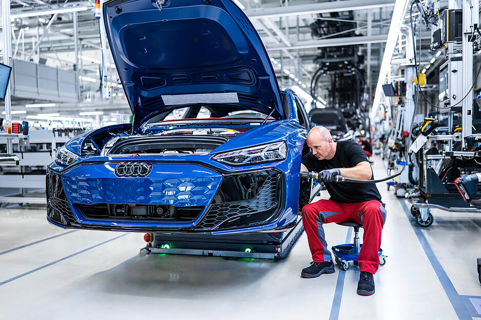 In der Produktion des E-Autos in den Böllinger Höfen in Heilbronn sind rund 500 Mitarbeiterinnen und Mitarbeiter beschäftigt.