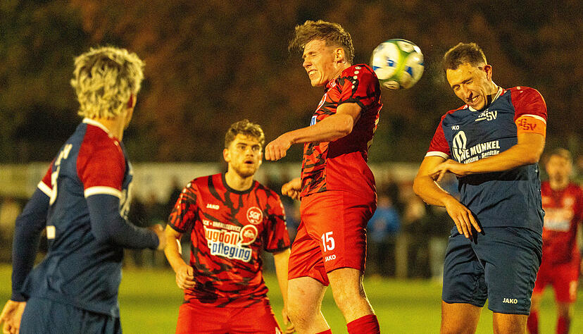 Kirchardts David Kuhn (Mitte links) streckt sich vergeblich. Lobbachs Samuel Gabler klärt die Ecke per Kopf. Kirchardts David Kuhn (Mitte links) streckt sich vergeblich. Lobbachs Samuel Gabler klärt die Ecke per Kopf.