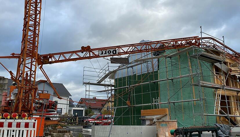 In Obersulm-S&uuml;lzbach hat der Sturm einen Baukran abgeknickt.
