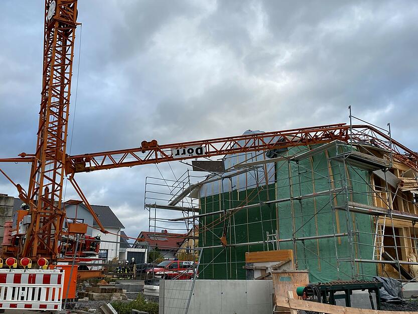 In Obersulm-S&uuml;lzbach hat der Sturm einen Baukran abgeknickt.