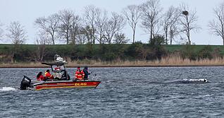 Ein Boot der Deutschen Lebens-Rettungs-Gesellschaft (DLRG) n&auml;hert sich dem gestrandeten Buckelwal vor der Ostseeinsel Poel. Der gestrandete Buckelwal liegt weiterhin im Flachwasser. (Symbolbild)