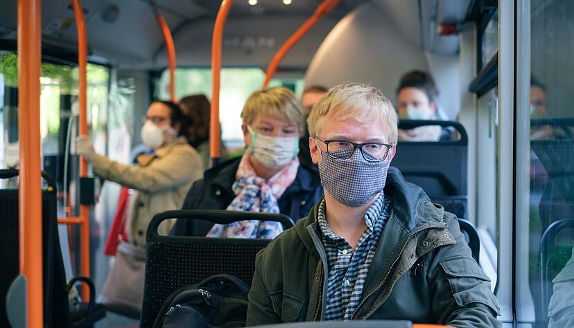 Mit solchen Stoffmasken darf man jetzt nicht mehr mit den öffentlichen Verkehrsmitteln fahren. Auch einkaufen ist damit nicht mehr erlaubt. Foto: Archiv/dpa/Ole Spata