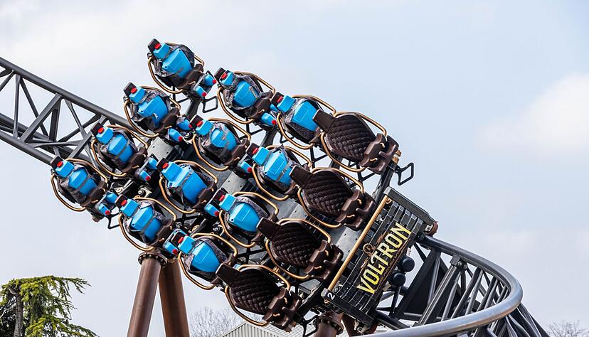 Die neue Achterbahn "Voltron Nevera", die ab 26. April im Europa-Park in Rust genutzt werden kann, wird derzeit getestet.