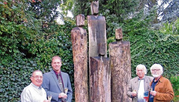 Auf die &quot;Hölzerner Skulpturengruppe&quot; stoßen an: (von links) Friedbert Hofmann, Timo Frey, Hans Uhl und Wolfgang Lüftner.Foto: Karin Freudenberger