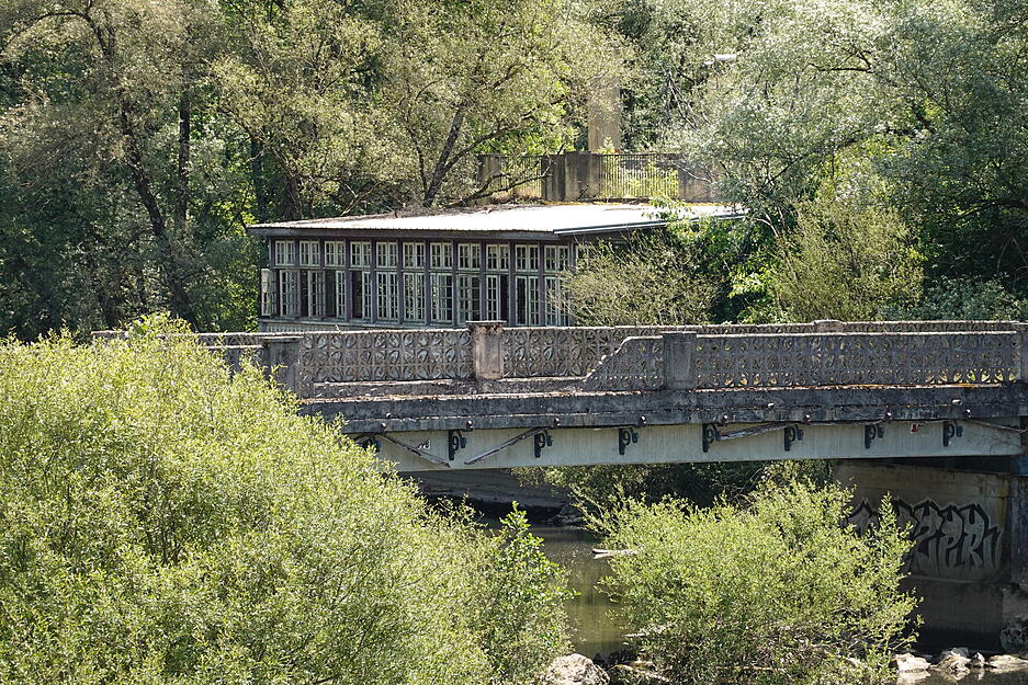 Les Tuileries in Pont sur l'Ognon: Das Restaurant Jules Verne war Ende der 80er Jahre bereits in Betrieb und das Highlight der Anlage. Auch die Brücke passte zum Stil.