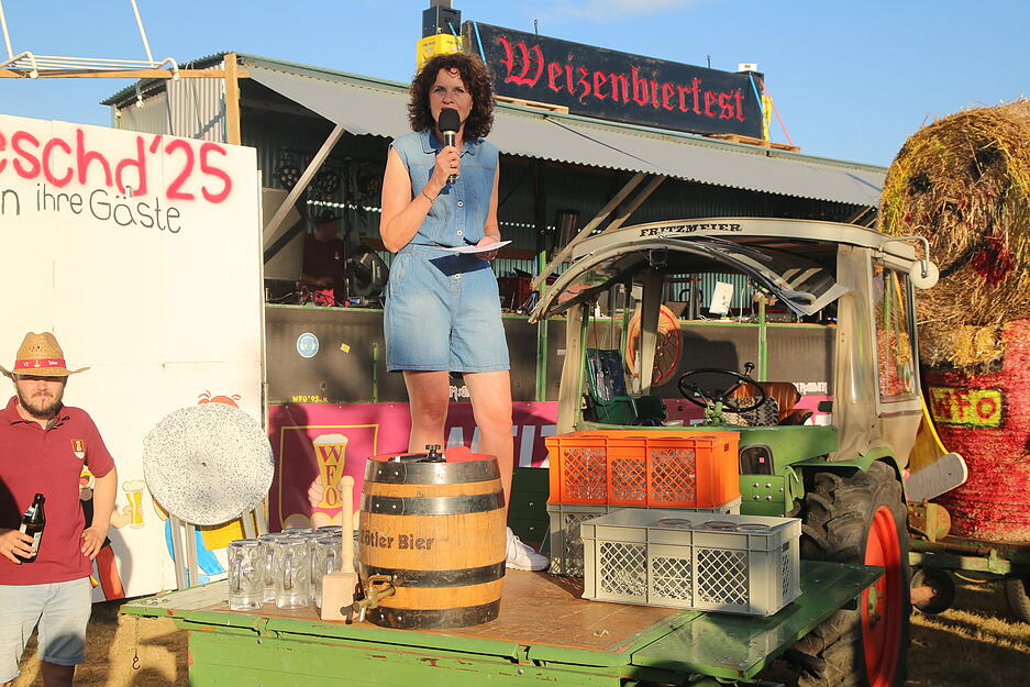 Bürgermeisterin Diana Danner hielt die Eröffnungsrede und stach das erste Fass Freibier an. Bürgermeisterin Diana Danner hielt die Eröffnungsrede und stach das erste Fass Freibier an.