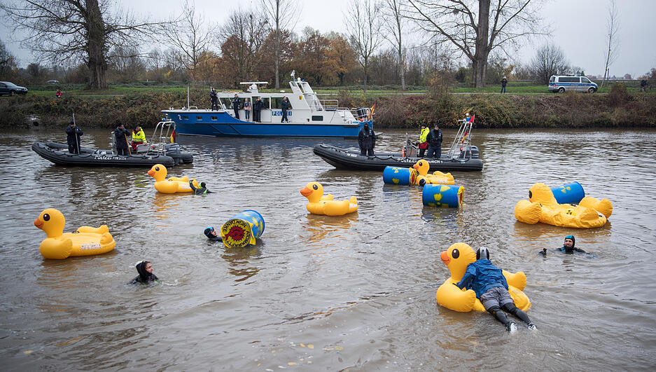 Die Castor-Transporte auf dem Neckar waren von diversen Protestaktionen begleitet worden. Unter anderem versuchten Aktivisten bei Heilbronn-Sontheim den Transport aufzuhalten. Foto: Archiv/dpa Die Castor-Transporte auf dem Neckar waren von diversen Protestaktionen begleitet worden. Unter anderem versuchten Aktivisten bei Heilbronn-Sontheim den Transport aufzuhalten. Foto: Archiv/dpa