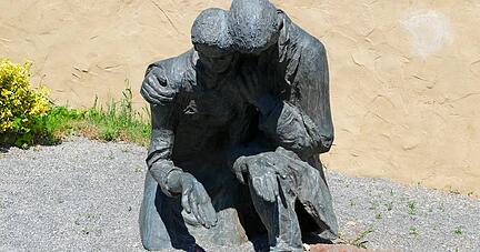 Ein leeres Grab, ein trauerndes Paar &minus; ein würdiger Ort der Trauer und des Trostes für Eltern von Sternenkindern. Die Bronzeskulptur stammt vom Malerpfarrer Sieger Köder.
Foto: Helga El-Kothany