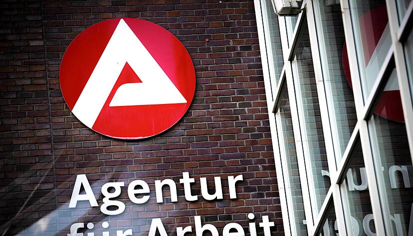 Sperrzeiten vermeiden: Hat man Kenntnis &uuml;ber das Ende eines Arbeitsverh&auml;ltnisses sollte man umgehend der Arbeitsagentur melden, ansonsten droht eine Sperrzeit, in der die Anspr&uuml;che ruhen.