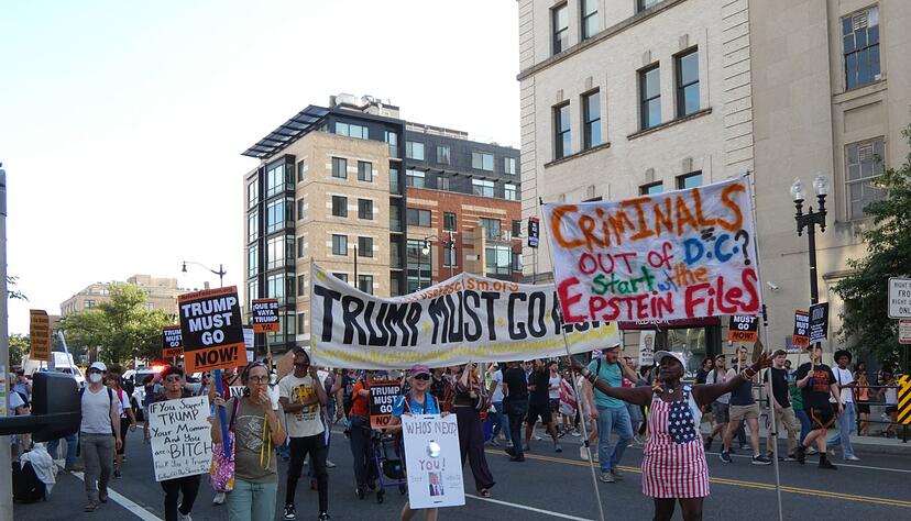 Nach Trumps Dekret regt sich erster Protest in der Hauptstadt.