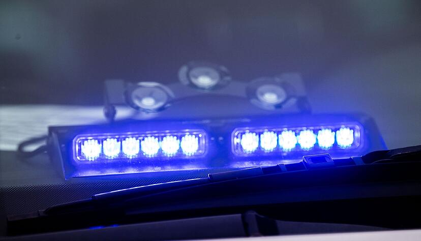 Ein Blaulicht leuchtet unter der Frontscheibe eines Einsatzfahrzeugs der Polizei. Ein Blaulicht leuchtet unter der Frontscheibe eines Einsatzfahrzeugs der Polizei.