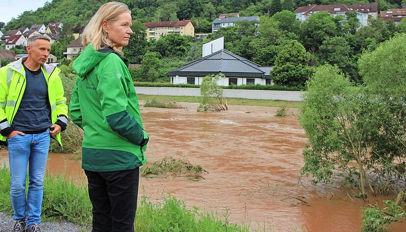 Heiko Lehmann vom RP Stuttgart erklärt Umweltministerin Thekla Walker, welche Hochwasserschutzmaßnahmen in Niedernhall installiert wurden.
Fotos: Tamara Ludwig Heiko Lehmann vom RP Stuttgart erklärt Umweltministerin Thekla Walker, welche Hochwasserschutzmaßnahmen in Niedernhall installiert wurden.
Fotos: Tamara Ludwig