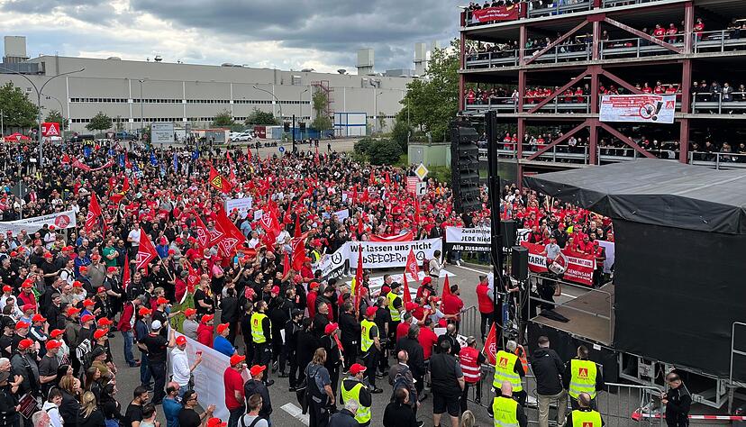 Ärger bei Mercedes-Benz: Rund 25.000 Beschäftigte haben gegen den geplanten Verkauf der unternehmenseigenen Autohäuser protestiert. Ärger bei Mercedes-Benz: Rund 25.000 Beschäftigte haben gegen den geplanten Verkauf der unternehmenseigenen Autohäuser protestiert.