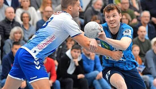 Auch in der Kornwestheimer Abwehr ist der Ex-Horkheimer Felix Kazmeier eine wichtige Figur. Hier gegen Yannik Polifka (rechts). Auch in der Kornwestheimer Abwehr ist der Ex-Horkheimer Felix Kazmeier eine wichtige Figur. Hier gegen Yannik Polifka (rechts).