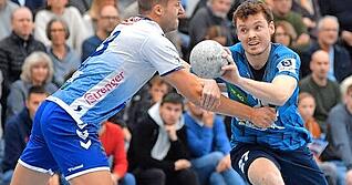 Auch in der Kornwestheimer Abwehr ist der Ex-Horkheimer Felix Kazmeier eine wichtige Figur. Hier gegen Yannik Polifka (rechts).