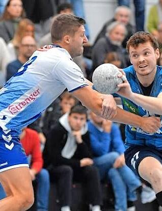 Auch in der Kornwestheimer Abwehr ist der Ex-Horkheimer Felix Kazmeier eine wichtige Figur. Hier gegen Yannik Polifka (rechts).