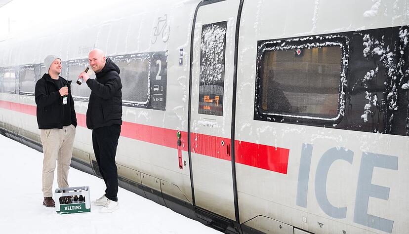 Das Sturmtief &laquo;Elli&raquo; kann ihnen nichts anhaben: Zwei gut gelaunte HSV-Fans bei ihrem ungeplanten Stopp in Hannover auf dem Weg zum Bundesliga-Spiel in Freiburg.