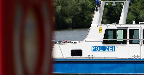Ein Schiff der Wasserschutzpolizei fährt auf dem Neckar: Derzeit in den Fluss zu springen, ist lebensgefährlich. Ein Schiff der Wasserschutzpolizei fährt auf dem Neckar: Derzeit in den Fluss zu springen, ist lebensgefährlich.