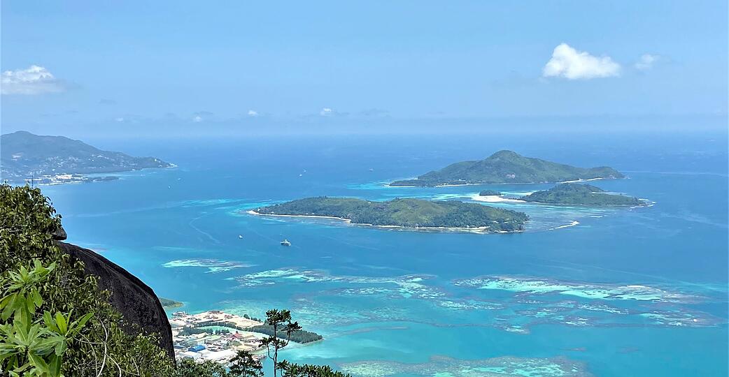 Die Seychellen sind bei Urlaubern f&uuml;r ihre wei&szlig;en Sandstr&auml;nde und Korallenriffe beliebt. (Archivbild)