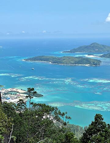 Die Seychellen sind bei Urlaubern f&uuml;r ihre wei&szlig;en Sandstr&auml;nde und Korallenriffe beliebt. (Archivbild)