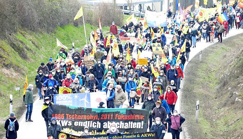 Annähernd 500 Menschen zogen vom Bahnhof Kirchheim zum Kernkraftwerk Neckarwestheim und setzten sich für eine friedliche und atomfreie Welt ein.
Foto: Harald Schmidt Annähernd 500 Menschen zogen vom Bahnhof Kirchheim zum Kernkraftwerk Neckarwestheim und setzten sich für eine friedliche und atomfreie Welt ein.
Foto: Harald Schmidt