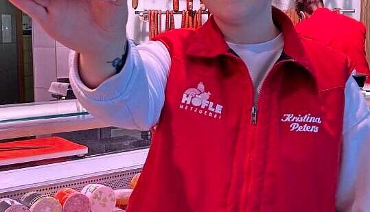 Kristina Peters von der Metzgerei H&ouml;fle zeigt die handliche Plastikkarte.